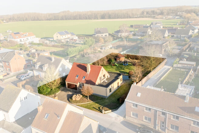 Cette spacieuse villa comprenant pas moins de 5 chambres et 3 salles de bains est situ&eacute;e dans un quartier r&eacute;sidentiel, sur un terrain de 15a85ca.

En entrant dans la maison, vous acc&eacute;dez au hall d&rsquo;entr&eacute;e avec un WC invit&eacute;s s&eacute;par&eacute;. En 2002, la pro