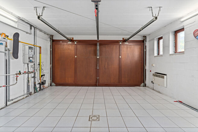 Cette spacieuse villa comprenant pas moins de 5 chambres et 3 salles de bains est situ&eacute;e dans un quartier r&eacute;sidentiel, sur un terrain de 15a85ca.

En entrant dans la maison, vous acc&eacute;dez au hall d&rsquo;entr&eacute;e avec un WC invit&eacute;s s&eacute;par&eacute;. En 2002, la pro