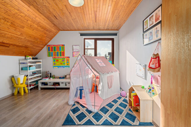 Cette spacieuse villa comprenant pas moins de 5 chambres et 3 salles de bains est situ&eacute;e dans un quartier r&eacute;sidentiel, sur un terrain de 15a85ca.

En entrant dans la maison, vous acc&eacute;dez au hall d&rsquo;entr&eacute;e avec un WC invit&eacute;s s&eacute;par&eacute;. En 2002, la pro