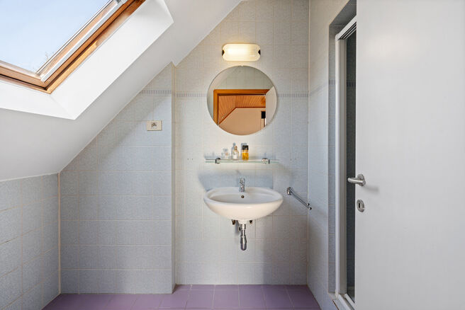 Cette spacieuse villa comprenant pas moins de 5 chambres et 3 salles de bains est situ&eacute;e dans un quartier r&eacute;sidentiel, sur un terrain de 15a85ca.

En entrant dans la maison, vous acc&eacute;dez au hall d&rsquo;entr&eacute;e avec un WC invit&eacute;s s&eacute;par&eacute;. En 2002, la pro