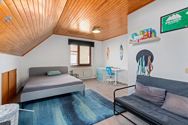 Cette spacieuse villa comprenant pas moins de 5 chambres et 3 salles de bains est situ&eacute;e dans un quartier r&eacute;sidentiel, sur un terrain de 15a85ca.

En entrant dans la maison, vous acc&eacute;dez au hall d&rsquo;entr&eacute;e avec un WC invit&eacute;s s&eacute;par&eacute;. En 2002, la pro