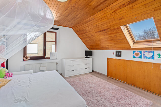 Cette spacieuse villa comprenant pas moins de 5 chambres et 3 salles de bains est situ&eacute;e dans un quartier r&eacute;sidentiel, sur un terrain de 15a85ca.

En entrant dans la maison, vous acc&eacute;dez au hall d&rsquo;entr&eacute;e avec un WC invit&eacute;s s&eacute;par&eacute;. En 2002, la pro