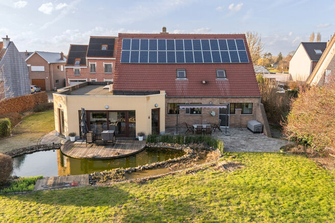 Cette spacieuse villa comprenant pas moins de 5 chambres et 3 salles de bains est situ&eacute;e dans un quartier r&eacute;sidentiel, sur un terrain de 15a85ca.

En entrant dans la maison, vous acc&eacute;dez au hall d&rsquo;entr&eacute;e avec un WC invit&eacute;s s&eacute;par&eacute;. En 2002, la pro