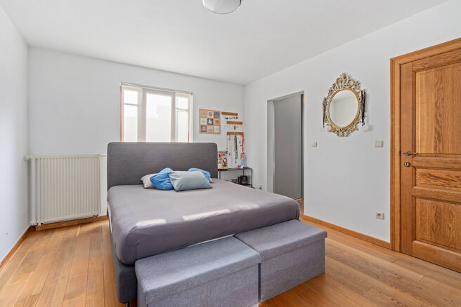 Cette spacieuse villa comprenant pas moins de 5 chambres et 3 salles de bains est situ&eacute;e dans un quartier r&eacute;sidentiel, sur un terrain de 15a85ca.

En entrant dans la maison, vous acc&eacute;dez au hall d&rsquo;entr&eacute;e avec un WC invit&eacute;s s&eacute;par&eacute;. En 2002, la pro