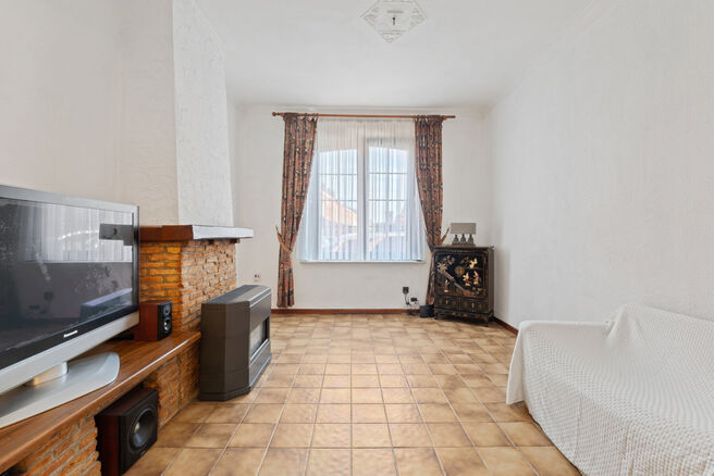 Cette maison avec trois grandes chambres et jardin est idéalement située près du centre de Vilvorde, avec de nombreux services à proximité.

AGENCEMENT:
Au rez-de-chaussée, nous accédons à la maison par un hall d’entrée avec un escalier menant 