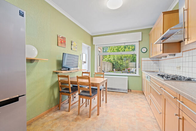 Cette maison avec trois grandes chambres et jardin est idéalement située près du centre de Vilvorde, avec de nombreux services à proximité.

AGENCEMENT:
Au rez-de-chaussée, nous accédons à la maison par un hall d’entrée avec un escalier menant 