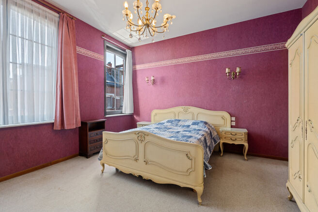 Cette maison avec trois grandes chambres et jardin est idéalement située près du centre de Vilvorde, avec de nombreux services à proximité.

AGENCEMENT:
Au rez-de-chaussée, nous accédons à la maison par un hall d’entrée avec un escalier menant 