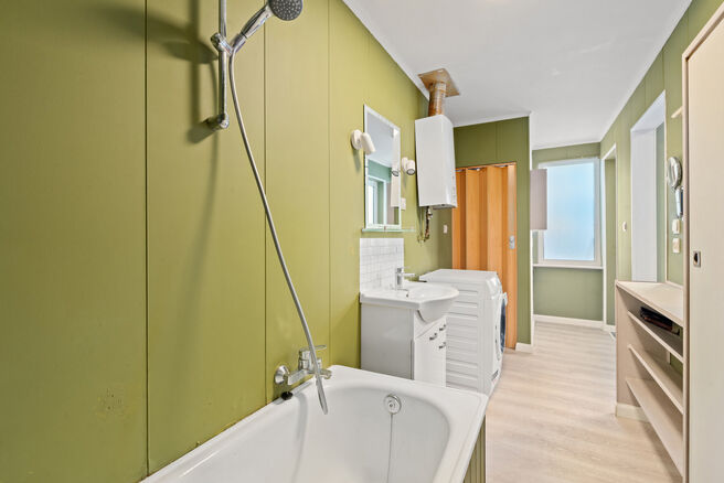 Cette maison avec trois grandes chambres et jardin est idéalement située près du centre de Vilvorde, avec de nombreux services à proximité.

AGENCEMENT:
Au rez-de-chaussée, nous accédons à la maison par un hall d’entrée avec un escalier menant 