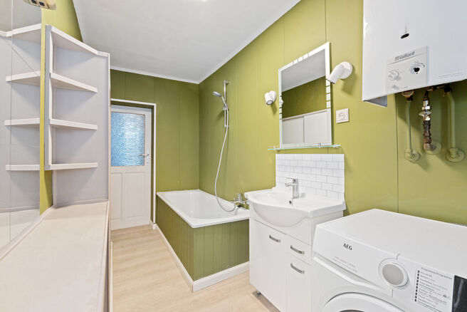 Cette maison avec trois grandes chambres et jardin est idéalement située près du centre de Vilvorde, avec de nombreux services à proximité.

AGENCEMENT:
Au rez-de-chaussée, nous accédons à la maison par un hall d’entrée avec un escalier menant 