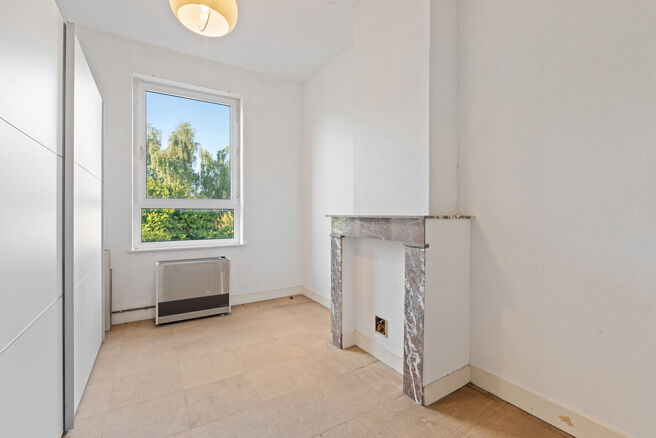 Cette maison avec trois grandes chambres et jardin est idéalement située près du centre de Vilvorde, avec de nombreux services à proximité.

AGENCEMENT:
Au rez-de-chaussée, nous accédons à la maison par un hall d’entrée avec un escalier menant 