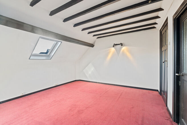 Cette maison avec trois grandes chambres et jardin est idéalement située près du centre de Vilvorde, avec de nombreux services à proximité.

AGENCEMENT:
Au rez-de-chaussée, nous accédons à la maison par un hall d’entrée avec un escalier menant 