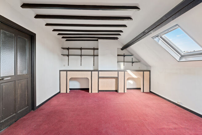 Cette maison avec trois grandes chambres et jardin est idéalement située près du centre de Vilvorde, avec de nombreux services à proximité.

AGENCEMENT:
Au rez-de-chaussée, nous accédons à la maison par un hall d’entrée avec un escalier menant 