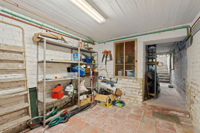 Cette maison avec trois grandes chambres et jardin est idéalement située près du centre de Vilvorde, avec de nombreux services à proximité.

AGENCEMENT:
Au rez-de-chaussée, nous accédons à la maison par un hall d’entrée avec un escalier menant 