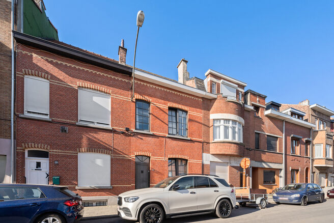 Cette maison avec trois grandes chambres et jardin est idéalement située près du centre de Vilvorde, avec de nombreux services à proximité.

AGENCEMENT:
Au rez-de-chaussée, nous accédons à la maison par un hall d’entrée avec un escalier menant 