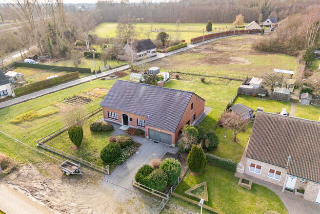 Cette charmante maison de 3 chambres est situ&eacute;e dans un environnement rural &agrave; Vilvorde (Houtem), sur un vaste terrain de 1.250 m&sup2;.

Au rez-de-chauss&eacute;e, vous trouverez un hall d&rsquo;entr&eacute;e avec toilettes invit&eacute;s s&eacute;par&eacute;es, menant vers un s&eacute;jour spaci