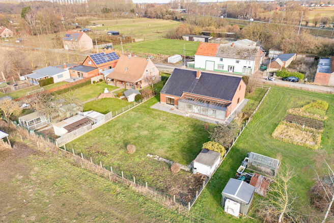 Cette charmante maison de 3 chambres est situ&eacute;e dans un environnement rural &agrave; Vilvorde (Houtem), sur un vaste terrain de 1.250 m&sup2;.

Au rez-de-chauss&eacute;e, vous trouverez un hall d&rsquo;entr&eacute;e avec toilettes invit&eacute;s s&eacute;par&eacute;es, menant vers un s&eacute;jour spaci