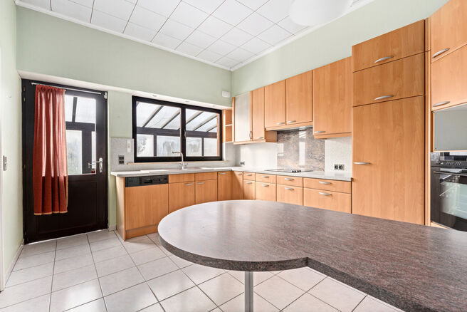 Cette charmante maison de 3 chambres est situ&eacute;e dans un environnement rural &agrave; Vilvorde (Houtem), sur un vaste terrain de 1.250 m&sup2;.

Au rez-de-chauss&eacute;e, vous trouverez un hall d&rsquo;entr&eacute;e avec toilettes invit&eacute;s s&eacute;par&eacute;es, menant vers un s&eacute;jour spaci