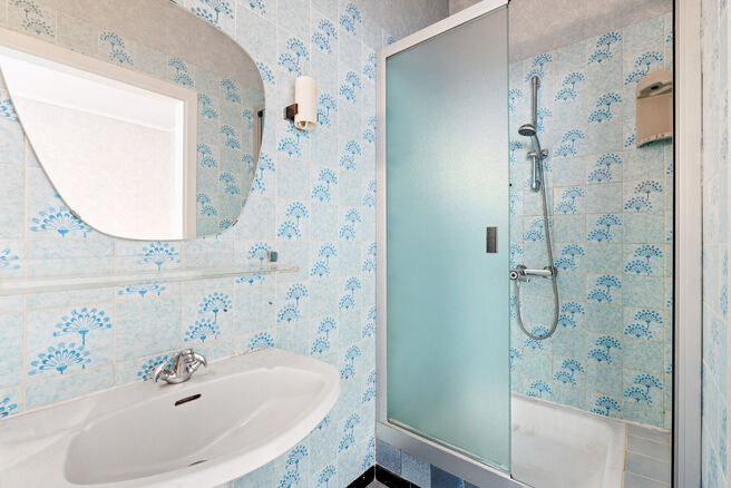 Cette charmante maison de 3 chambres est situ&eacute;e dans un environnement rural &agrave; Vilvorde (Houtem), sur un vaste terrain de 1.250 m&sup2;.

Au rez-de-chauss&eacute;e, vous trouverez un hall d&rsquo;entr&eacute;e avec toilettes invit&eacute;s s&eacute;par&eacute;es, menant vers un s&eacute;jour spaci