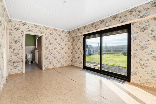 Cette charmante maison de 3 chambres est situ&eacute;e dans un environnement rural &agrave; Vilvorde (Houtem), sur un vaste terrain de 1.250 m&sup2;.

Au rez-de-chauss&eacute;e, vous trouverez un hall d&rsquo;entr&eacute;e avec toilettes invit&eacute;s s&eacute;par&eacute;es, menant vers un s&eacute;jour spaci