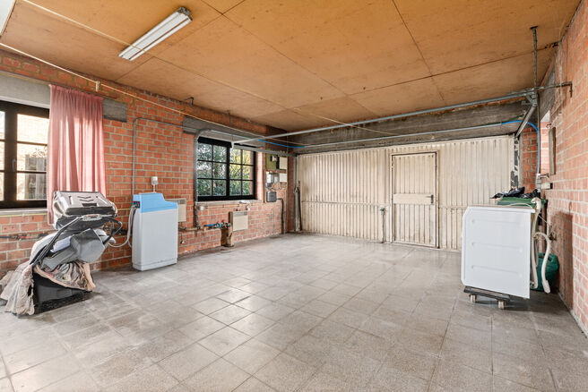 Cette charmante maison de 3 chambres est situ&eacute;e dans un environnement rural &agrave; Vilvorde (Houtem), sur un vaste terrain de 1.250 m&sup2;.

Au rez-de-chauss&eacute;e, vous trouverez un hall d&rsquo;entr&eacute;e avec toilettes invit&eacute;s s&eacute;par&eacute;es, menant vers un s&eacute;jour spaci