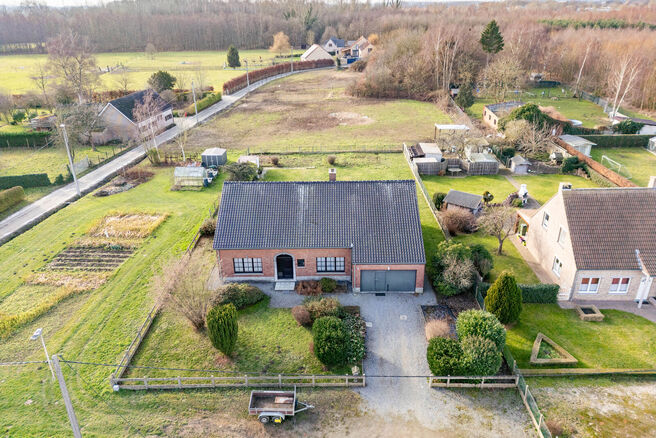Cette charmante maison de 3 chambres est situ&eacute;e dans un environnement rural &agrave; Vilvorde (Houtem), sur un vaste terrain de 1.250 m&sup2;.

Au rez-de-chauss&eacute;e, vous trouverez un hall d&rsquo;entr&eacute;e avec toilettes invit&eacute;s s&eacute;par&eacute;es, menant vers un s&eacute;jour spaci
