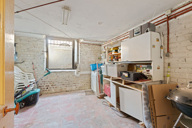 Cette maison avec trois grandes chambres et jardin est id&eacute;alement situ&eacute;e pr&egrave;s du centre de Vilvorde, avec de nombreux services &agrave; proximit&eacute;.

AGENCEMENT:
Au rez-de-chauss&eacute;e, nous acc&eacute;dons &agrave; la maison par un hall d&rsquo;entr&eacute;e avec un escalier menant 