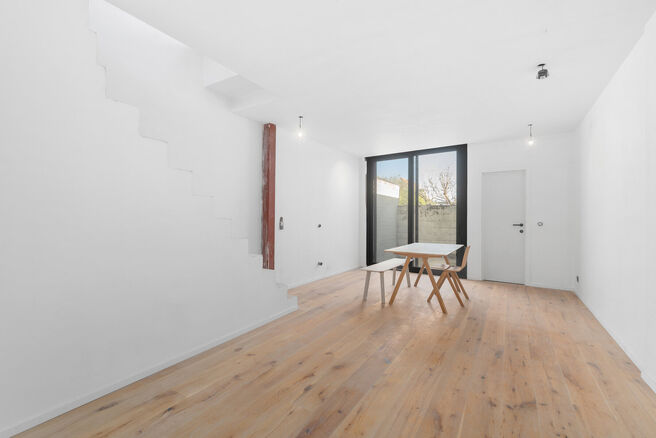 Cette maison avec 2 grandes chambres et une terrasse a &eacute;t&eacute; enti&egrave;rement r&eacute;nov&eacute;e avec des mat&eacute;riaux de haute qualit&eacute;.
Elle est situ&eacute;e dans un quartier r&eacute;sidentiel &agrave; Peutie (Vilvorde).

La composition est la suivante : Au rez-de-chauss&eacute;e se trouve