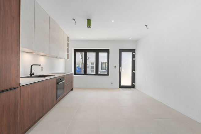 Cette maison avec 2 grandes chambres et une terrasse a &eacute;t&eacute; enti&egrave;rement r&eacute;nov&eacute;e avec des mat&eacute;riaux de haute qualit&eacute;.
Elle est situ&eacute;e dans un quartier r&eacute;sidentiel &agrave; Peutie (Vilvorde).

La composition est la suivante : Au rez-de-chauss&eacute;e se trouve