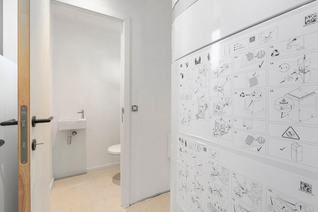 Cette maison avec 2 grandes chambres et une terrasse a &eacute;t&eacute; enti&egrave;rement r&eacute;nov&eacute;e avec des mat&eacute;riaux de haute qualit&eacute;.
Elle est situ&eacute;e dans un quartier r&eacute;sidentiel &agrave; Peutie (Vilvorde).

La composition est la suivante : Au rez-de-chauss&eacute;e se trouve