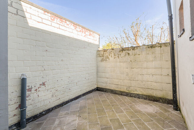 Cette maison avec 2 grandes chambres et une terrasse a &eacute;t&eacute; enti&egrave;rement r&eacute;nov&eacute;e avec des mat&eacute;riaux de haute qualit&eacute;.
Elle est situ&eacute;e dans un quartier r&eacute;sidentiel &agrave; Peutie (Vilvorde).

La composition est la suivante : Au rez-de-chauss&eacute;e se trouve