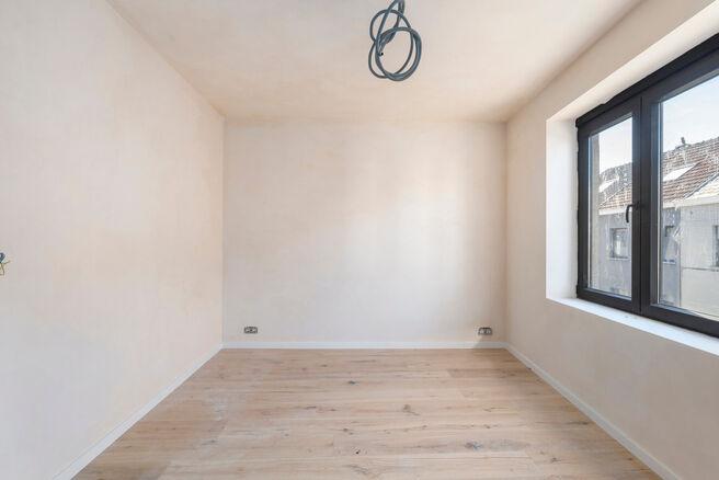 Cette maison avec 2 grandes chambres et une terrasse a &eacute;t&eacute; enti&egrave;rement r&eacute;nov&eacute;e avec des mat&eacute;riaux de haute qualit&eacute;.
Elle est situ&eacute;e dans un quartier r&eacute;sidentiel &agrave; Peutie (Vilvorde).

La composition est la suivante : Au rez-de-chauss&eacute;e se trouve