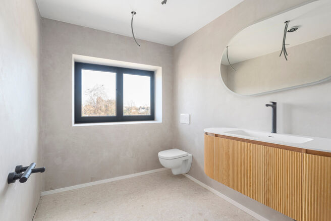 Cette maison avec 2 grandes chambres et une terrasse a &eacute;t&eacute; enti&egrave;rement r&eacute;nov&eacute;e avec des mat&eacute;riaux de haute qualit&eacute;.
Elle est situ&eacute;e dans un quartier r&eacute;sidentiel &agrave; Peutie (Vilvorde).

La composition est la suivante : Au rez-de-chauss&eacute;e se trouve