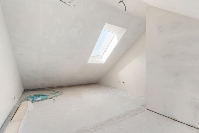 Cette maison avec 2 grandes chambres et une terrasse a &eacute;t&eacute; enti&egrave;rement r&eacute;nov&eacute;e avec des mat&eacute;riaux de haute qualit&eacute;.
Elle est situ&eacute;e dans un quartier r&eacute;sidentiel &agrave; Peutie (Vilvorde).

La composition est la suivante : Au rez-de-chauss&eacute;e se trouve