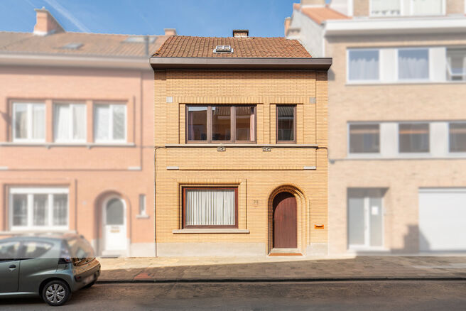 Maison familiale pr&ecirc;te &agrave; emm&eacute;nager avec 3 chambres, id&eacute;alement situ&eacute;e dans le cadre rural de Koningslo, alliant un environnement calme et r&eacute;sidentiel &agrave; une excellente accessibilit&eacute; vers la Flandre et la R&eacute;gion de Bruxelles-Capitale.

Implant&eacute;e s