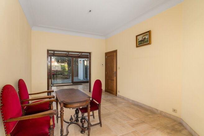 Maison familiale pr&ecirc;te &agrave; emm&eacute;nager avec 3 chambres, id&eacute;alement situ&eacute;e dans le cadre rural de Koningslo, alliant un environnement calme et r&eacute;sidentiel &agrave; une excellente accessibilit&eacute; vers la Flandre et la R&eacute;gion de Bruxelles-Capitale.

Implant&eacute;e s