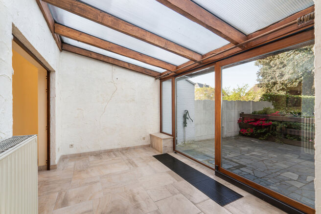 Maison familiale pr&ecirc;te &agrave; emm&eacute;nager avec 3 chambres, id&eacute;alement situ&eacute;e dans le cadre rural de Koningslo, alliant un environnement calme et r&eacute;sidentiel &agrave; une excellente accessibilit&eacute; vers la Flandre et la R&eacute;gion de Bruxelles-Capitale.

Implant&eacute;e s