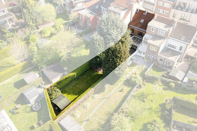 Maison familiale pr&ecirc;te &agrave; emm&eacute;nager avec 3 chambres, id&eacute;alement situ&eacute;e dans le cadre rural de Koningslo, alliant un environnement calme et r&eacute;sidentiel &agrave; une excellente accessibilit&eacute; vers la Flandre et la R&eacute;gion de Bruxelles-Capitale.

Implant&eacute;e s