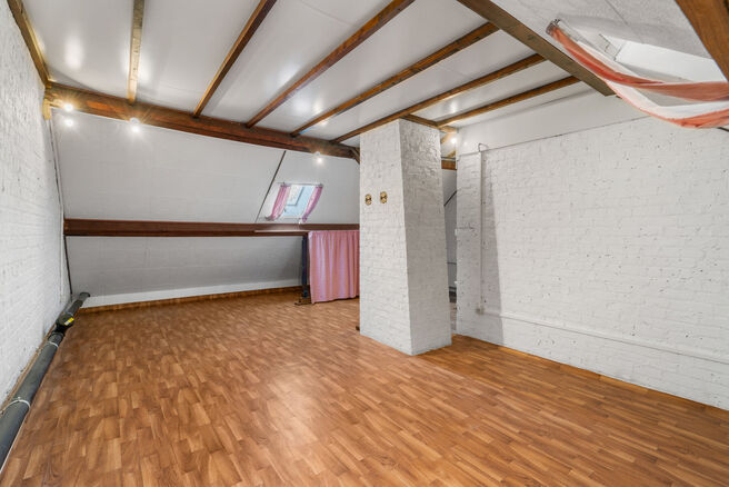 Maison familiale pr&ecirc;te &agrave; emm&eacute;nager avec 3 chambres, id&eacute;alement situ&eacute;e dans le cadre rural de Koningslo, alliant un environnement calme et r&eacute;sidentiel &agrave; une excellente accessibilit&eacute; vers la Flandre et la R&eacute;gion de Bruxelles-Capitale.

Implant&eacute;e s