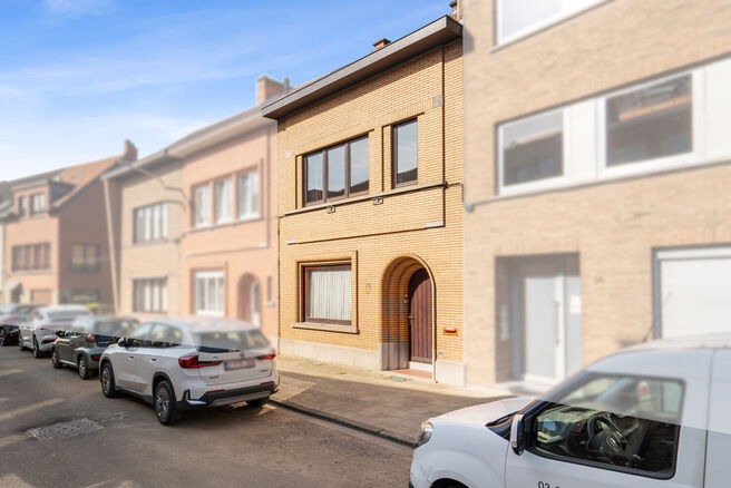 Maison familiale pr&ecirc;te &agrave; emm&eacute;nager avec 3 chambres, id&eacute;alement situ&eacute;e dans le cadre rural de Koningslo, alliant un environnement calme et r&eacute;sidentiel &agrave; une excellente accessibilit&eacute; vers la Flandre et la R&eacute;gion de Bruxelles-Capitale.

Implant&eacute;e s