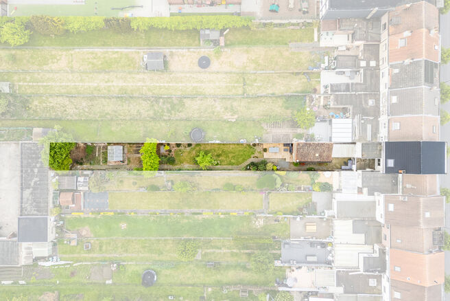 Cette maison pr&ecirc;te &agrave; emm&eacute;nager, offrant pas moins de 5 chambres, b&eacute;n&eacute;ficie d&rsquo;une excellente situation dans une rue &agrave; sens unique au calme, &agrave; proximit&eacute; imm&eacute;diate de nombreuses commodit&eacute;s.

Implant&eacute;e sur un terrain de 4a 76ca, elle dispose d&rsquo;