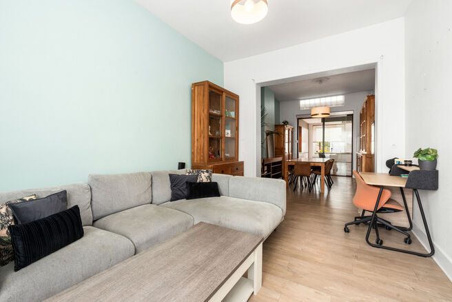 Cette maison pr&ecirc;te &agrave; emm&eacute;nager, offrant pas moins de 5 chambres, b&eacute;n&eacute;ficie d&rsquo;une excellente situation dans une rue &agrave; sens unique au calme, &agrave; proximit&eacute; imm&eacute;diate de nombreuses commodit&eacute;s.

Implant&eacute;e sur un terrain de 4a 76ca, elle dispose d&rsquo;