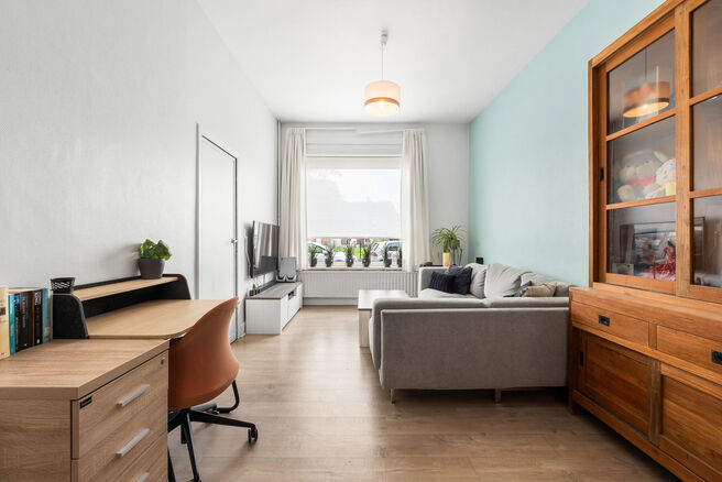 Cette maison pr&ecirc;te &agrave; emm&eacute;nager, offrant pas moins de 5 chambres, b&eacute;n&eacute;ficie d&rsquo;une excellente situation dans une rue &agrave; sens unique au calme, &agrave; proximit&eacute; imm&eacute;diate de nombreuses commodit&eacute;s.

Implant&eacute;e sur un terrain de 4a 76ca, elle dispose d&rsquo;