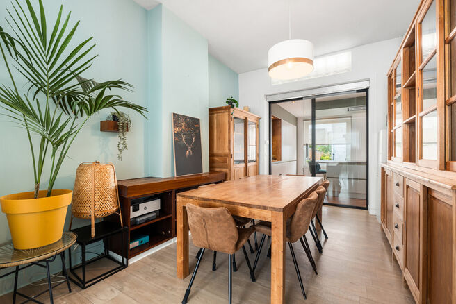 Cette maison pr&ecirc;te &agrave; emm&eacute;nager, offrant pas moins de 5 chambres, b&eacute;n&eacute;ficie d&rsquo;une excellente situation dans une rue &agrave; sens unique au calme, &agrave; proximit&eacute; imm&eacute;diate de nombreuses commodit&eacute;s.

Implant&eacute;e sur un terrain de 4a 76ca, elle dispose d&rsquo;