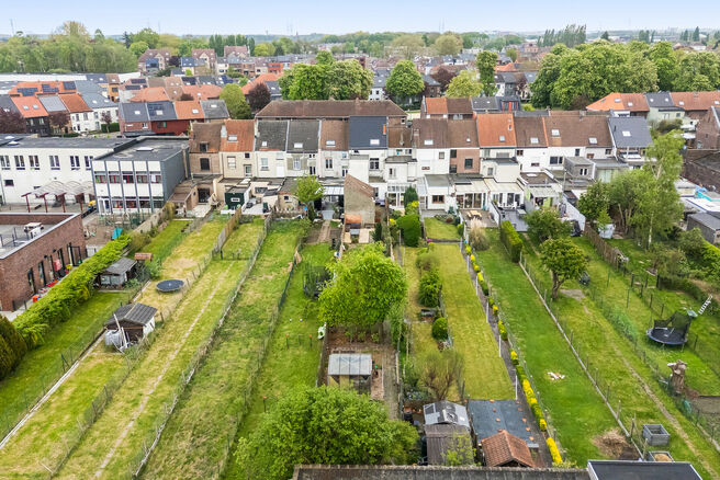 Cette maison pr&ecirc;te &agrave; emm&eacute;nager, offrant pas moins de 5 chambres, b&eacute;n&eacute;ficie d&rsquo;une excellente situation dans une rue &agrave; sens unique au calme, &agrave; proximit&eacute; imm&eacute;diate de nombreuses commodit&eacute;s.

Implant&eacute;e sur un terrain de 4a 76ca, elle dispose d&rsquo;