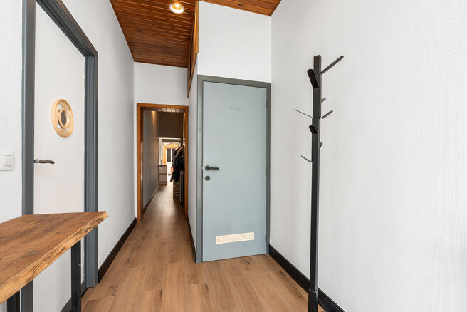 Cette maison pr&ecirc;te &agrave; emm&eacute;nager, offrant pas moins de 5 chambres, b&eacute;n&eacute;ficie d&rsquo;une excellente situation dans une rue &agrave; sens unique au calme, &agrave; proximit&eacute; imm&eacute;diate de nombreuses commodit&eacute;s.

Implant&eacute;e sur un terrain de 4a 76ca, elle dispose d&rsquo;