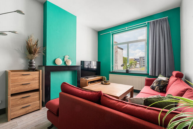 Cette maison pr&ecirc;te &agrave; emm&eacute;nager, offrant pas moins de 5 chambres, b&eacute;n&eacute;ficie d&rsquo;une excellente situation dans une rue &agrave; sens unique au calme, &agrave; proximit&eacute; imm&eacute;diate de nombreuses commodit&eacute;s.

Implant&eacute;e sur un terrain de 4a 76ca, elle dispose d&rsquo;