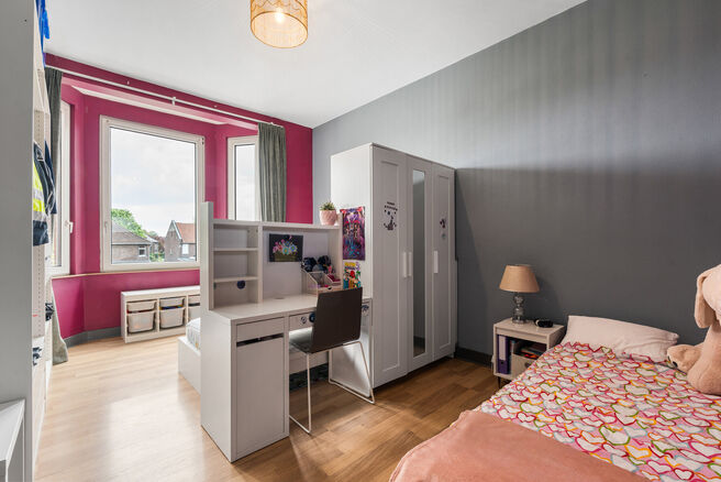 Cette maison pr&ecirc;te &agrave; emm&eacute;nager, offrant pas moins de 5 chambres, b&eacute;n&eacute;ficie d&rsquo;une excellente situation dans une rue &agrave; sens unique au calme, &agrave; proximit&eacute; imm&eacute;diate de nombreuses commodit&eacute;s.

Implant&eacute;e sur un terrain de 4a 76ca, elle dispose d&rsquo;