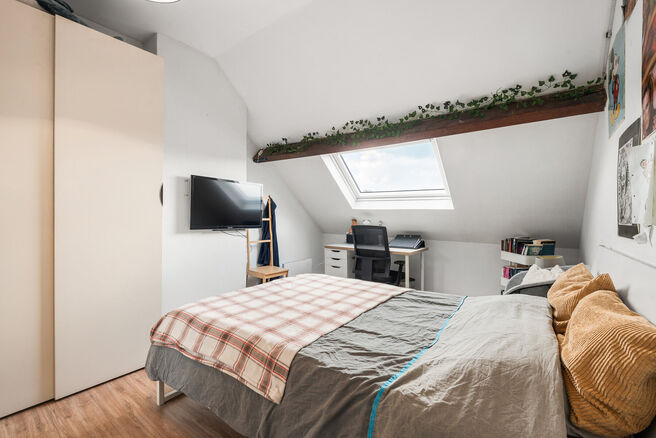 Cette maison pr&ecirc;te &agrave; emm&eacute;nager, offrant pas moins de 5 chambres, b&eacute;n&eacute;ficie d&rsquo;une excellente situation dans une rue &agrave; sens unique au calme, &agrave; proximit&eacute; imm&eacute;diate de nombreuses commodit&eacute;s.

Implant&eacute;e sur un terrain de 4a 76ca, elle dispose d&rsquo;