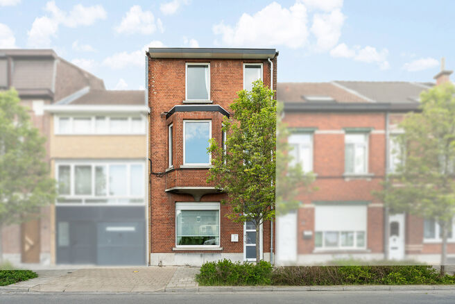Cette maison pr&ecirc;te &agrave; emm&eacute;nager, offrant pas moins de 5 chambres, b&eacute;n&eacute;ficie d&rsquo;une excellente situation dans une rue &agrave; sens unique au calme, &agrave; proximit&eacute; imm&eacute;diate de nombreuses commodit&eacute;s.

Implant&eacute;e sur un terrain de 4a 76ca, elle dispose d&rsquo;