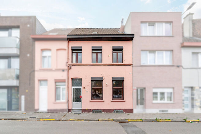 Cette spacieuse maison familiale est situ&eacute;e &agrave; proximit&eacute; du centre de Vilvorde et dispose de pas moins de 5 chambres, d&rsquo;un grenier suppl&eacute;mentaire, d&rsquo;une cave et d&rsquo;une terrasse. Gr&acirc;ce &agrave; ses beaux volumes et &agrave; ses diff&eacute;rents niveaux, la maison 